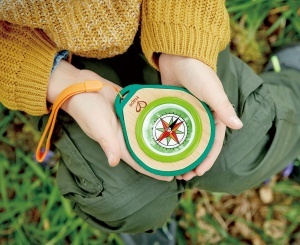 Set Hape Nature Fun Camper cu busola si carabiniera din bambus si bioplastic pentru copii 4 ani - Img 2