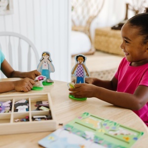 Set magnetic de papusi din lemn Melissa Doug - 78 accesorii, cu suport si cutie de depozitare - Img 8