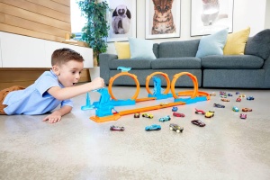 Set Pista Hot Wheels cu 3 Loopinguri, Auto Die-Cast 164, Sistem Rapid de Asamblare - Img 2
