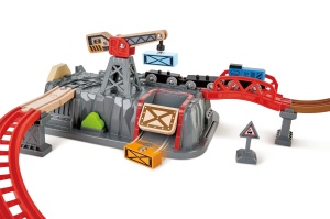 Set tren de jucarie Hape cu sine poduri si accesorii pentru copii 3 ani - Img 6