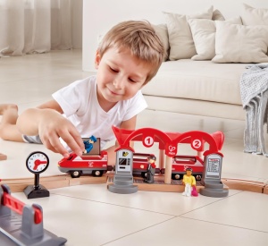 Set tren din lemn Hape Verkehrsreiche Stadt cu accesorii si figurine pentru copii 3 - Img 2