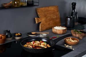 Tefal C41804 Tigaie Intensitate 24 cm | Etansant ceramic | Indicator de temperatura a semnalului termic | curatare usoara | Potrivit pentru inductie | Ecologic | Negru - Img 4