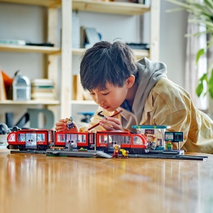 Tramvai LEGO City cu Haltestatie 60423, 811 piese, 6 minifigurine - Img 8