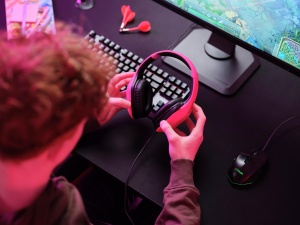 Trust Gaming GXT 415P Zirox Casti Usoare De Gaming cu Driver de 50 mm pentru PC, Xbox, PS4, PS5, Comutator, Mobil, 2 m Cu Fir, Mufa Audio de 3.5 mm, Casti Over-Ear cu Fir - Roz - Img 8