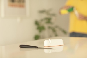 Ascutitor de cutite Fiskars Roll-Sharp, pentru cutite din otel, design finlandez, alborange - Img 9