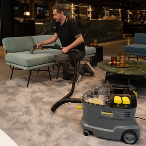 Aspirator de spalat Karcher Puzzi 8/1, puternic, pentru curatarea tapiteriei, indepartarea petelor de pe suprafetele textile, incl. ergonomic, duza scurta de tapiterie, neagra - Img 2