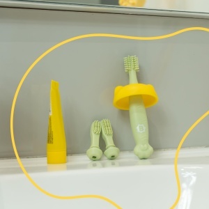 Badabulle Periuta de dinti bebe din silicon cu 3 capete interschimbabile ergonomica si sigura - Img 9