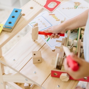 Banc de lucru din lemn Melissa Doug, cu accesorii, robust si durabil - Img 8