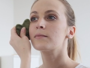 BEPER C301ABE101 Roll and Stone Gua Sha in Jade, Instrument de masaj cu rola de jad si Gua Sha, Masaj facial si corporal, relaxant, distanta si varsta, verde - Img 9