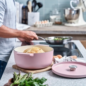 Caserola din fonta KitchenAid 26cm, 5.2L, roz uscat, rezistenta si versatila - Img 3