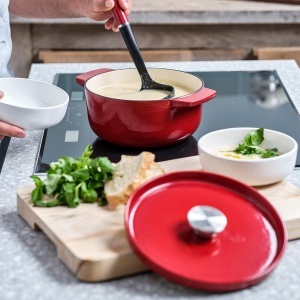 Caserola din fonta KitchenAid 26cm5,2L, culoare Empire Red, rezistenta la 260C - Img 3
