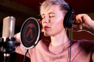 Casti Austrian Audio Hi-X15, casti profesionale pentru studio de inregistrari, sala de repetitii sau utilizare zilnica (over-ear, tampoane pentru urechi din spuma cu memorie, conexiune jack de 3,5 mm), negru/rosu - Img 8
