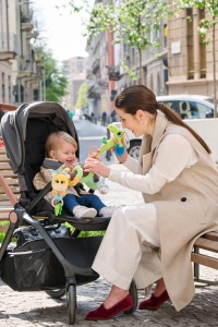 Chicco Vibrating Crocodil Rattle, crocodil textil dragut cu efect de vibratie, cu jingle si mini mingi, cu inel de atasat la carucior sau scaun auto, sunete amuzante, 3-24 luni - Img 5