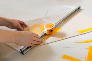 Cutter rotativ Fiskars 45 mm cu rigla 15 x 60 cm, ideal pentru tesaturi si hartie - Img 4