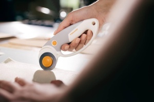Cutter rotativ Fiskars Titan, 45 mm, ergonomic, portocaliualbgri - Img 5