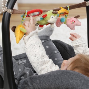 Fehn Carucior Lant de jucarie Safari - Lant mobil pentru bebelusi cu figurine dragute de agatat pe carucior, scaun auto pentru copii sau patut - Accesorii carucior pentru bebelusi si copii de la 0+ luni - Img 2