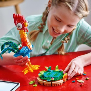 Figurina LEGO Disney Vaiana 2 Heihei - 566 piese, cu cap rotativ, aripi si stand - Img 2