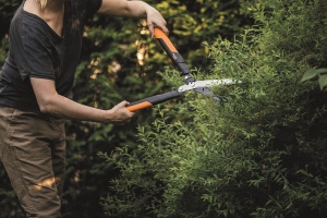 Fiskars PowerGear X Geared Trimmer pentru gard viu, acoperit antiaderent, lame din otel de inalta calitate, lungime: 63 cm, negru/portocaliu, HSX92, 1023631 - Img 9