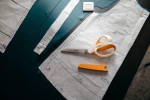 Foarfeca de taiat Fiskars RazorEdge, 23 cm, pentru stofe, AlbPortocalie - Img 6