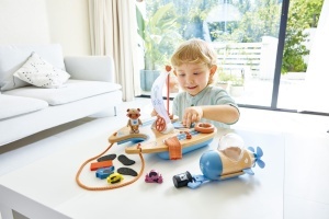 Hape Bens Catamaran - Set de joaca ecologic cu barca solara si accesorii pentru copii 3 - Img 2