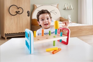 Hape E0506 Klopfbank din Lemn pentru Copii Culori Curcubeu Dezvoltare Motorie - Img 2