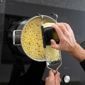 Hobler pentru Spatzle ROSLE, Inox 1810, cu Trichter si Picioare Antiderapante - Img 2