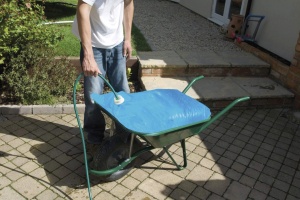 Kerbl Recipient de apa pentru roaba H2GoBag culoare albastra L x l 100 x 70 cm capacitate 80l pentru grajd si pasune 29382 - Img 2