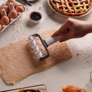 Lacor 68802 Rola perforatoare pentru aluat BPA-free maner ergonomic 12x195 cm - Img 4