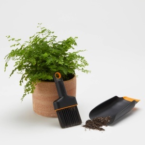 Lopata de plante Fiskars cu perie, 20.6 cm, negruorange, model 1071302 - Img 4