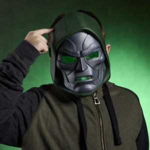 Masca electronica Doctor Doom Hasbro cu efecte de lumina, pentru copii de la 5 ani - Img 8