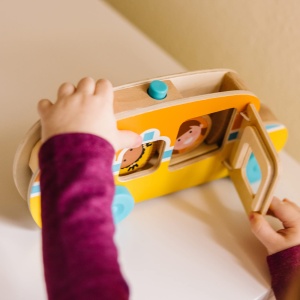 Melissa & Doug GO Tots Bus Rolling & Driving, Jucarii din lemn pentru copii mici, Jucarii de dezvoltare, Jucarii din lemn de la 1 an, cadou pentru bebelus baiat si fata, materiale certificate FSC - Img 9