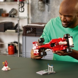 Model Ferrari F2004 LEGO Icons, 735 piese, cu minifigurina Michael Schumacher - Img 7