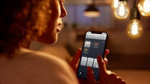 Philips Hue White E27 Large Edison Filament ST72 550lm lumina alba calda reglabil controlabil prin aplicatie compatibil cu Amazon Alexa Echo Echo Dot  - Img 5