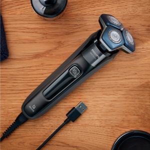 Philips Shaver Series 7000 - Aparat de ras electric pentru barbati cu aparat de tuns pliabil, statie de curatare, statie de incarcare si geanta de calatorie (model S7886/55) - Img 7
