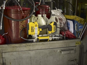 Pistol de unsare cu acumulator Dewalt de 18 volti DCGG571M1 presiune de lucru 690 bari capacitate 400 gr cu cartuse si 473 gr Fabricat din containere  - Img 7