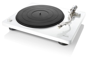 Platan Denon DP400BKEM (transmisie prin curea, ridicare brat, preamplificator incorporat, brat S) alb DP400WTEM