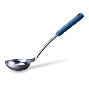 Polonic Fackelmann Essential din otel inoxidabil cu maner albastru inchis ergonomic ideal pentru supe si ciorbe