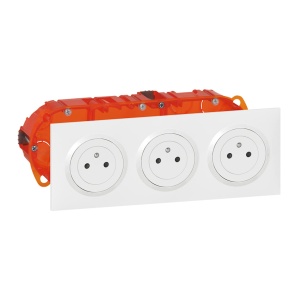 Priza tripla Legrand Dooxie, 16 A, alba, cu siguranta pentru copii