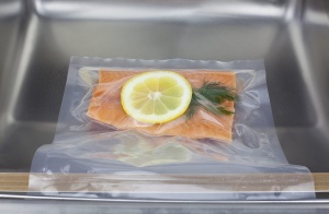 Pungi sigilate lateral CASO 25 x 35 cm, 90 mm, 100 bucati, exclusiv pentru aparate de etansare in vid cu camera, suprafata neteda, cusatura de sudura stabila, fara BPA, sous vide, Fabricat in Germania - Img 2