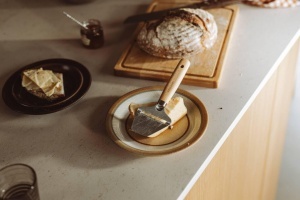 Racitor de branza Fiskars Folken, otel inoxidabil, maner din lemn de artar, culoare maro - Img 3