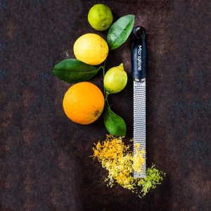 Razatoare de bucatarie Microplane Zester in negru pentru citrice, branza tare, ghimbir, ciocolata si nucsoara cu lama fina din otel inoxidabil - Fabricat in SUA - Img 6