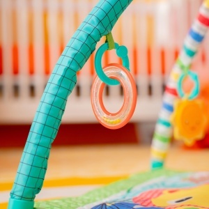 Saltea de activitate pentru bebelusi Bright Starts Wild Wiggles, 5 jucarii incluse, Verde - Img 11