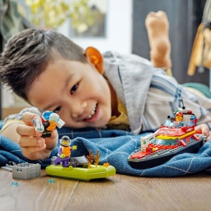 Set de Constructie LEGO City - Barca de Pompieri 60373, 144 piese, 3 figurine - Img 2