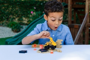 Set de joaca cu masini de constructie CAT Dig N Build, 230g nisip kinetic, pentru copii 3 - Img 6