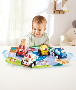Set de Masinute Plush Hape cu Motor de Retur - 4 Vehicule cu Sac de Depozitare si Covor de Joaca - Img 2