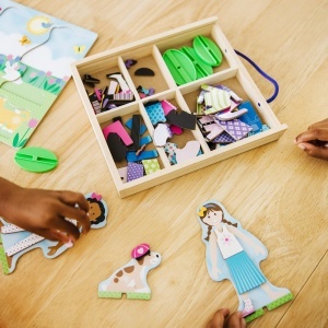 Set magnetic de papusi din lemn Melissa Doug - 78 accesorii, cu suport si cutie de depozitare - Img 5