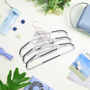 SONGMICS Set de 30 de umerase pentru haine cuier din plastic de inalta calitate design antiderapant economie de spatiu grosime de 05 cm carlig din aur - Img 2