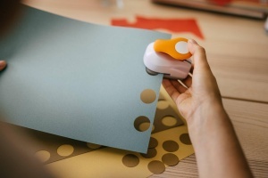 Stantator Motiv Fiskars, 2,5 cm, AlbPortocalie, Pentru Dreptaci si Stangaci - Img 6