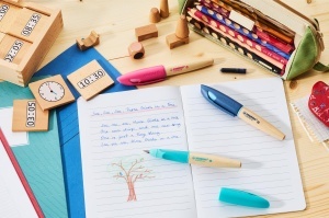 Stylo ergonomic STABILO EASYbirdy Timber pentru dreptaci, din lemn de arin, cu zona de prindere antiderapanta - Img 7