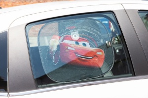 Tataway - Parasolare auto Disney Cars | Protectie UV pentru copii | Accesoriu ventuza | Grafica Disney | Masina de protectie solara, neagra, 11 x 11 x 2 cm, tesatura - Img 2